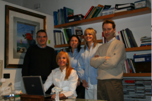 Una foto del team dello staff dello studio dentistico Azzini a Trento